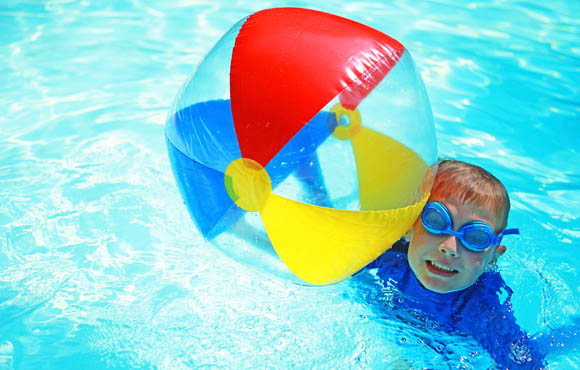 Swimming pool with store balls